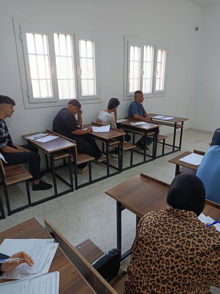 مكتب المسجل العام بالجامعة يشيد بالأجواء المنظمة و روح المسؤولية وإلتزام الطلبة في الامتحانات النهائية 04