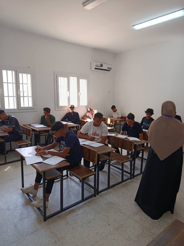 مكتب المسجل العام بالجامعة يشيد بالأجواء المنظمة و روح المسؤولية وإلتزام الطلبة في الامتحانات النهائية 05